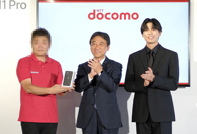 予約購入していた一般ユーザーへの手渡し会も催された。吉澤社長から直接iPhoneを受け取ったユーザーは、「iPhone 11 Proの広角のレンズでサッカーの写真を撮るのが楽しみ」と期待を膨らませていた。