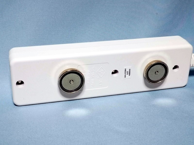 取り付けるとこんな感じ。吸着力は思いのほか強い