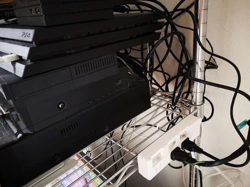 メタルラックの側面に磁石で固定した。タイラップで固定も考えたが、ラック転倒などのケースを考えると一定以上の力が加わった時にはスムーズに外れたほうが被害も最小で済むのではないかと思ってのことなのだが、さて実際はどうなのだろう