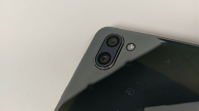 AQUOS R3のカメラ。上は動画専用、下は写真用の標準カメラ