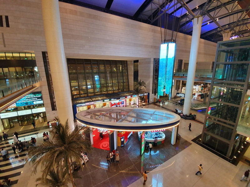 24時間光を放つサイネージに圧倒される