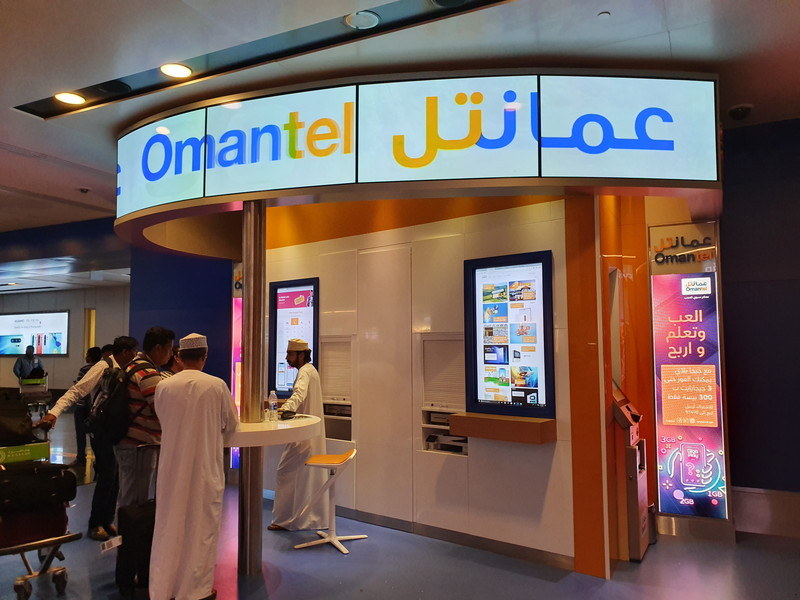 到着出口から一番近くに店舗を構えるオマーンテレコムはeSIMのサービスも提供している