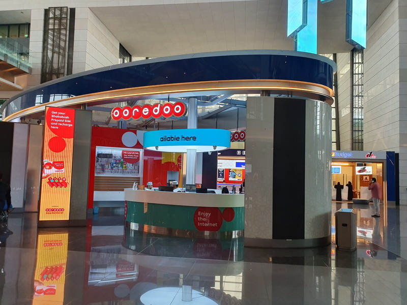 到着ロビーの中央にはOoredoo OmanとRenna Mobileのカウンターがある