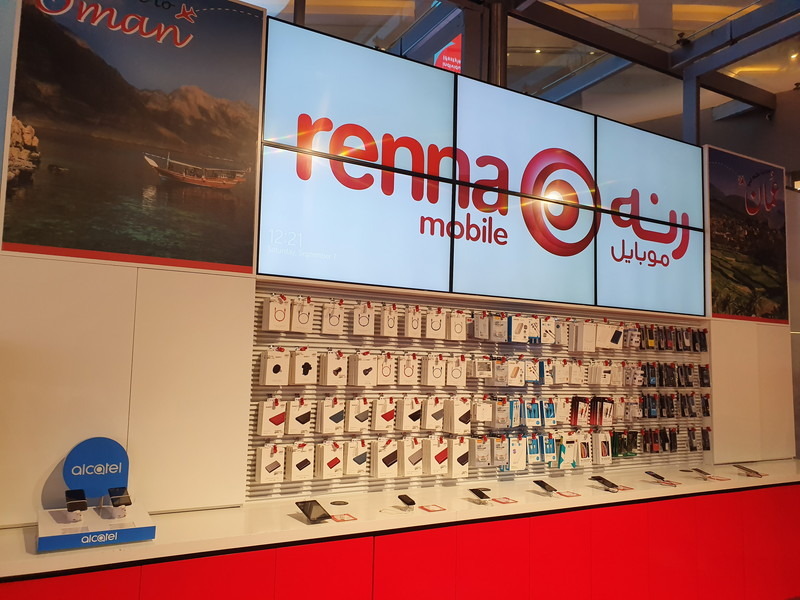 到着ロビーの中央にはOoredoo OmanとRenna Mobileのカウンターがある