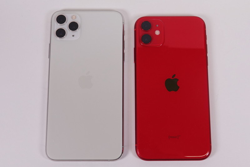 「iPhone 11 Pro Max」（左）と「iPhone 11」（右）