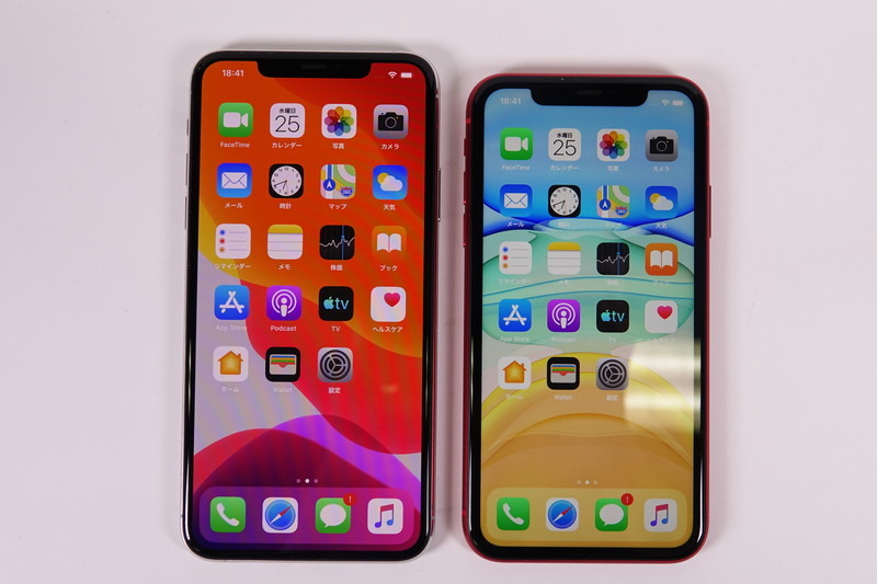 「iPhone 11 Pro Max」（左）と「iPhone 11」（右）