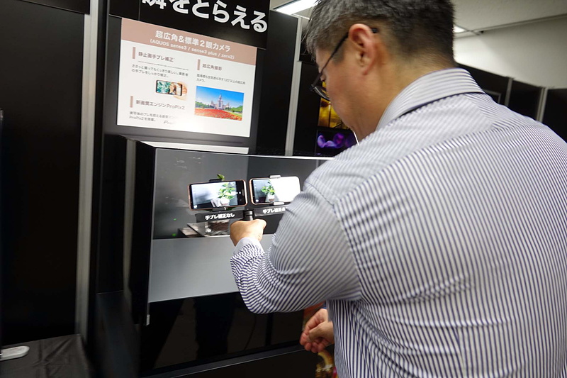 sense3シリーズの手ブレ補正をアピールする展示