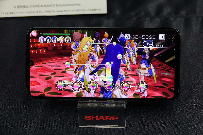 リズムゲームとは相性が良さそうな「AQUOS zero2」。今回はアプリではなく動画でのアピール