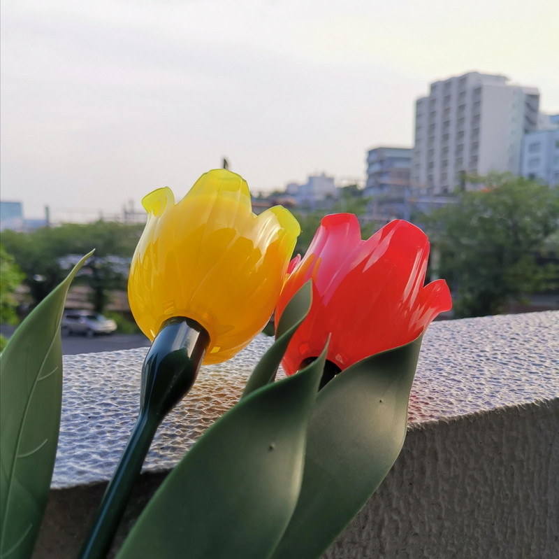 ソーラーLEDライトの形状をチューリップに変えただけのようだが、なかなか愛らしい