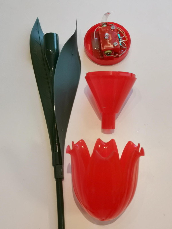 まずは分解してバッテリーを充電できる状況にする