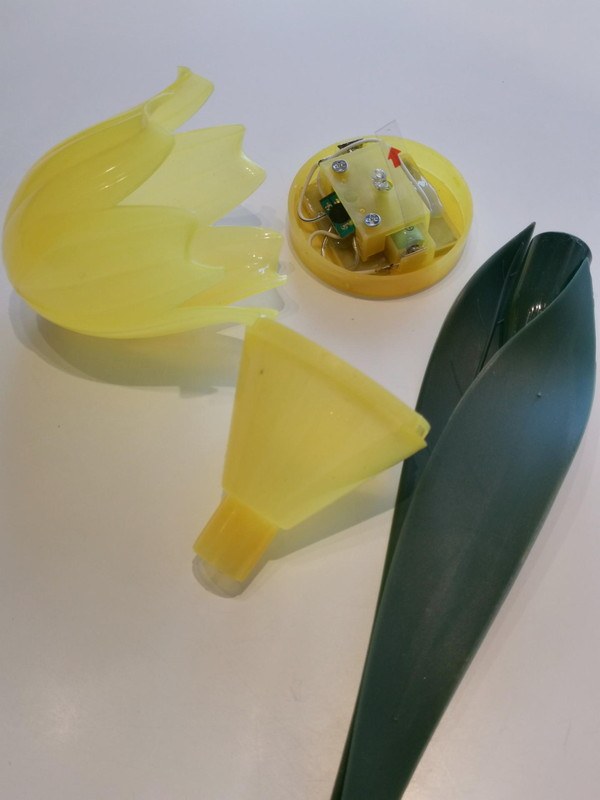 分解作業は超簡単だ。ソーラーパネル部分を取り出す