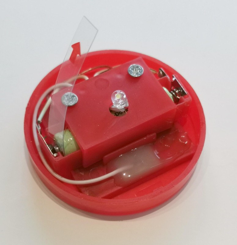 バッテリーに挟まっている赤い矢印の付いたフィルムを引き抜くだけ