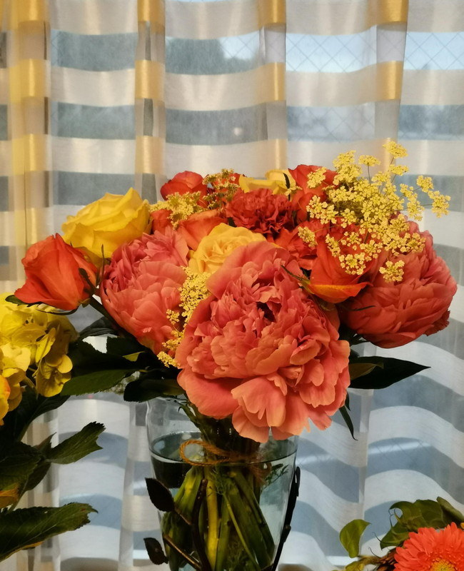 ちょうど家族が持ち帰ってきたお花が花瓶にあったので借用することに