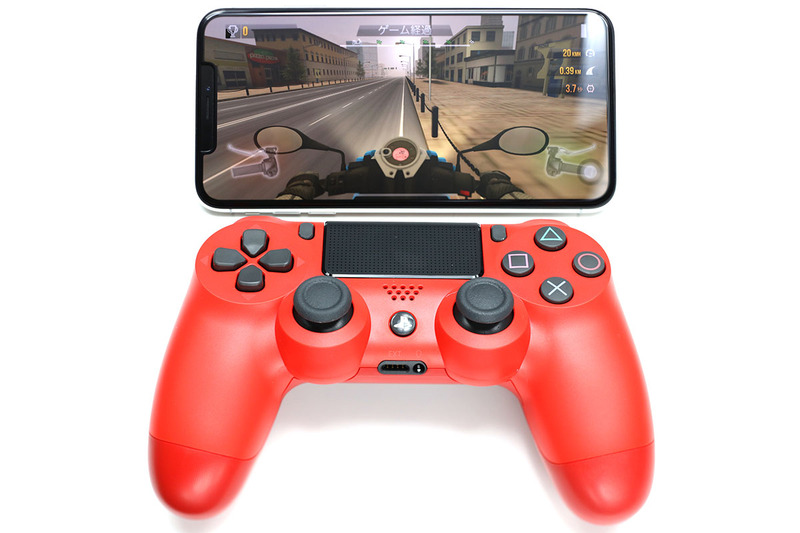 ソニー「DUALSHOCK 4 Wireless Controller」をBluetooth接続。コントローラー側のペアリング準備は、中央下のPSボタンと左上縦長のSHAREボタンを10秒間同時押しです。既にペアリング済みのPS4などがある場合、一旦ペアリングを解除しておくかPS4本体の電源を切っておくなどの前準備も必要。なお、このコントローラーの電源オフはPSボタンの10秒間長押しで、電源オンはPSボタンの短押しです。