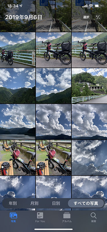 写真タブですべての写真を表示した様子。サムネイルの大きさを自由に変えられます。左は3枚ずつ並ぶようにした状態ですが、横幅いっぱいに写真を広げた大きなサムネイル（？）にすることも可能です。そこから中央～右のようにサムネイルを小さくしていけます。右のサムネイルは小さ過ぎのような感じがしますが、色に特徴がある写真を探しやすくて実用的です。なお、サムネイルサイズ変更はピンチイン・アウト操作もしくは画面右上のソフトウェアボタンで行えます。