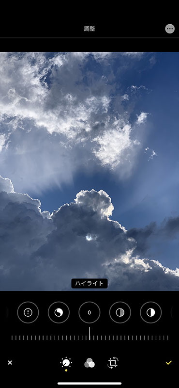 写真のレタッチも行いやすくなりました。調整処理、フィルタ処理、トリミング処理を行えますが、どれも機能選択と調整を行ったり来たりせず、画面推移がほぼない表示で手早く扱えてスムーズです。