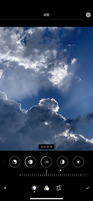 写真のレタッチも行いやすくなりました。調整処理、フィルタ処理、トリミング処理を行えますが、どれも機能選択と調整を行ったり来たりせず、画面推移がほぼない表示で手早く扱えてスムーズです。