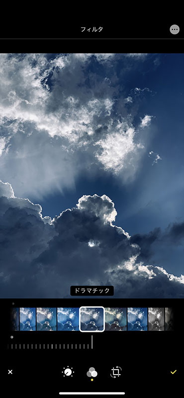 写真のレタッチも行いやすくなりました。調整処理、フィルタ処理、トリミング処理を行えますが、どれも機能選択と調整を行ったり来たりせず、画面推移がほぼない表示で手早く扱えてスムーズです。