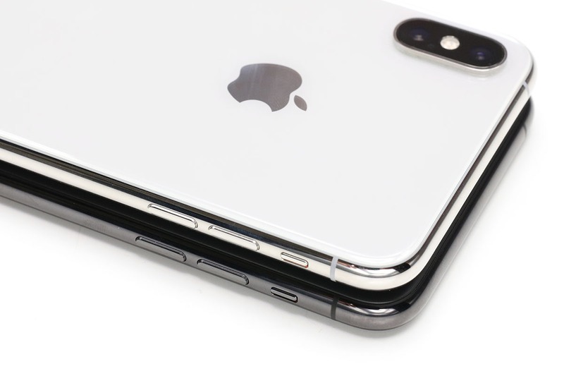 ロックボタン周辺もボリュームボタン周辺も、微妙に位置が異なります。上の白い端末がXS Maxで、下の黒っぽい端末が11 Pro Max（以下同様）。