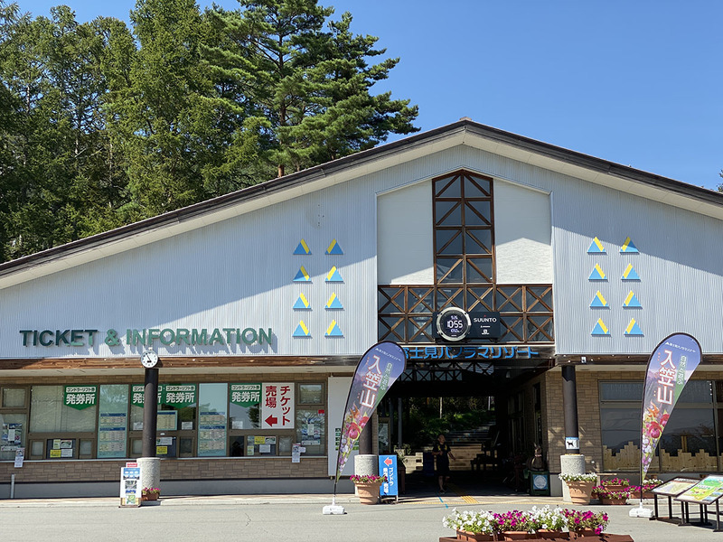 建物を撮影したもの。左の超広角撮影だと広々とした感じを表現できます。