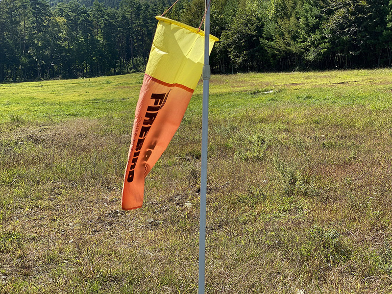 夏の終わりのゲレンデ。超広角なら広大な自然の雰囲気が伝わります。