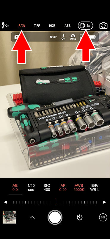 iPhoneでRAW撮影できるProCam 7アプリを使った様子。左画像のように、レンズとして超広角を選択した場合のみ、RAW画像で撮影できない状態になってしまいます。広角や望遠のレンズを選択した場合は、以前通りRAW撮影が可能です。