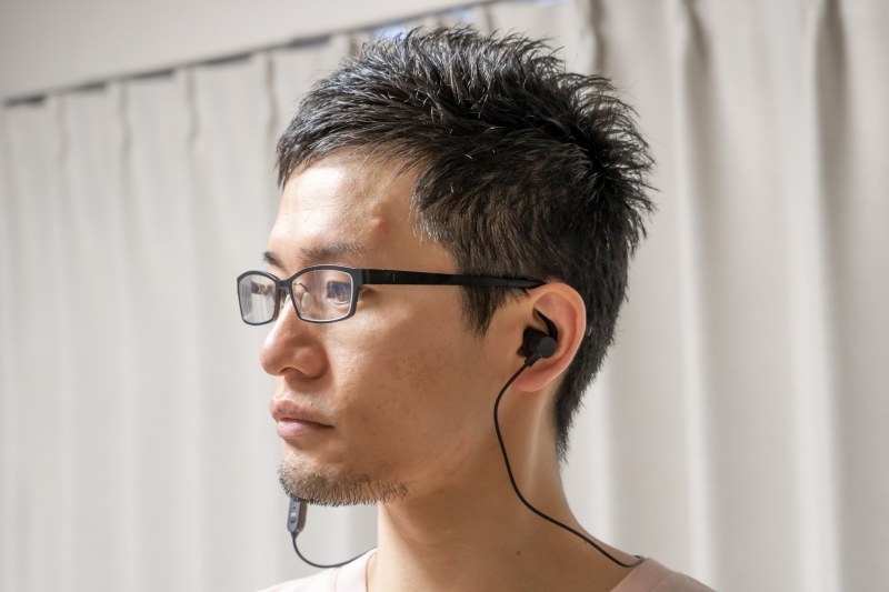 本体カラーがブラックなのでそこまで目立って見えないかもしれないが、気にはなる