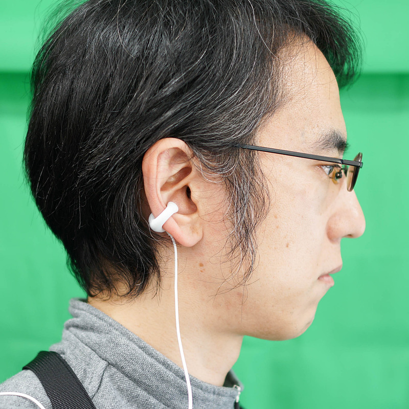 ambieはイヤカフスのように耳たぶに装着するイヤホン。これで音はしっかり聞こえるのが面白い