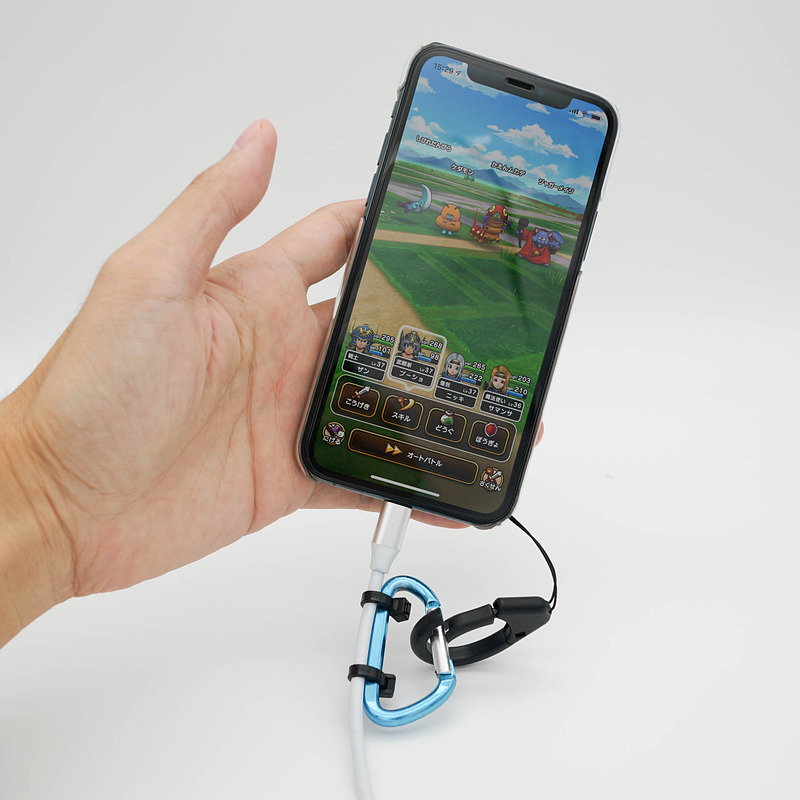延長ケーブルはiPhoneケースのストラップに結びつけている、けど、この写真みたいにカラビナがちゃんと閉じてない状態はキケン