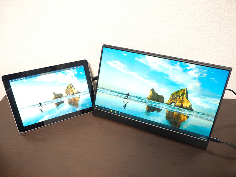 Surface Goとつなぐと、USB Type Cケーブル1本で映像信号もディスプレイへの給電もまかなえる