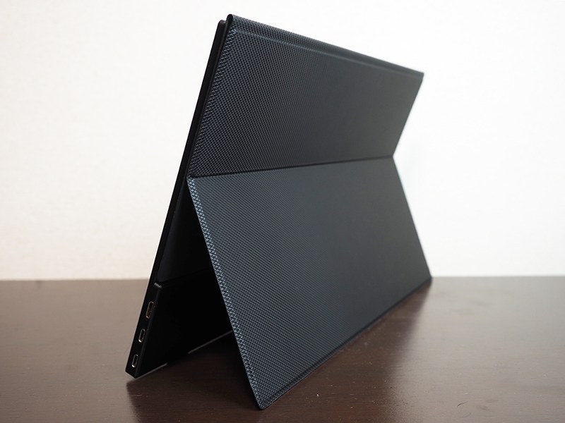 マグネットで固定される本体カバーが背面スタンドを兼ねる。使用しないときは、ディスプレイ面の保護カバーになる