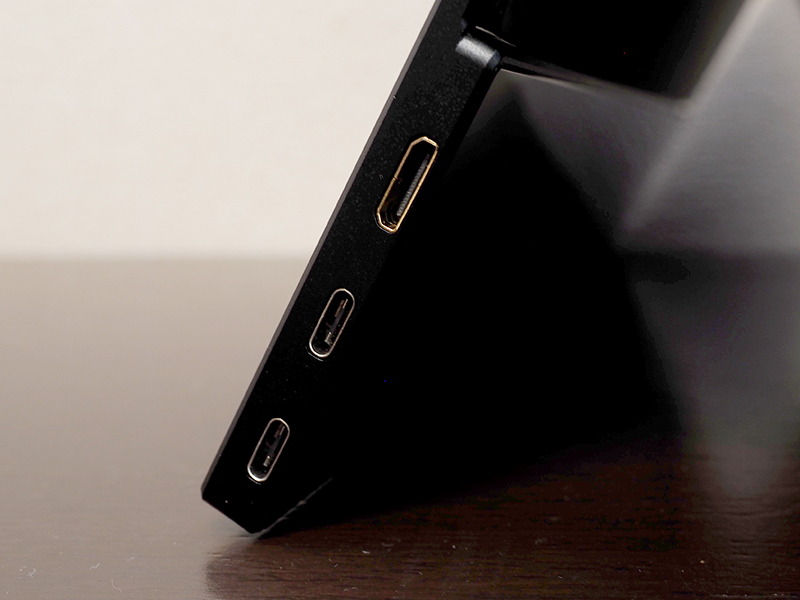 左側面にType Cポートが2口。上が映像信号用、下は外部電力供給が必要なときの受電用。その上にはmini HDMIポートも備える