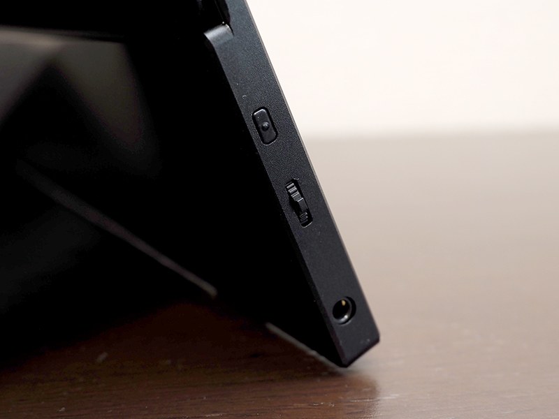 左側には画面設定変更用スイッチとイヤフォンジャック