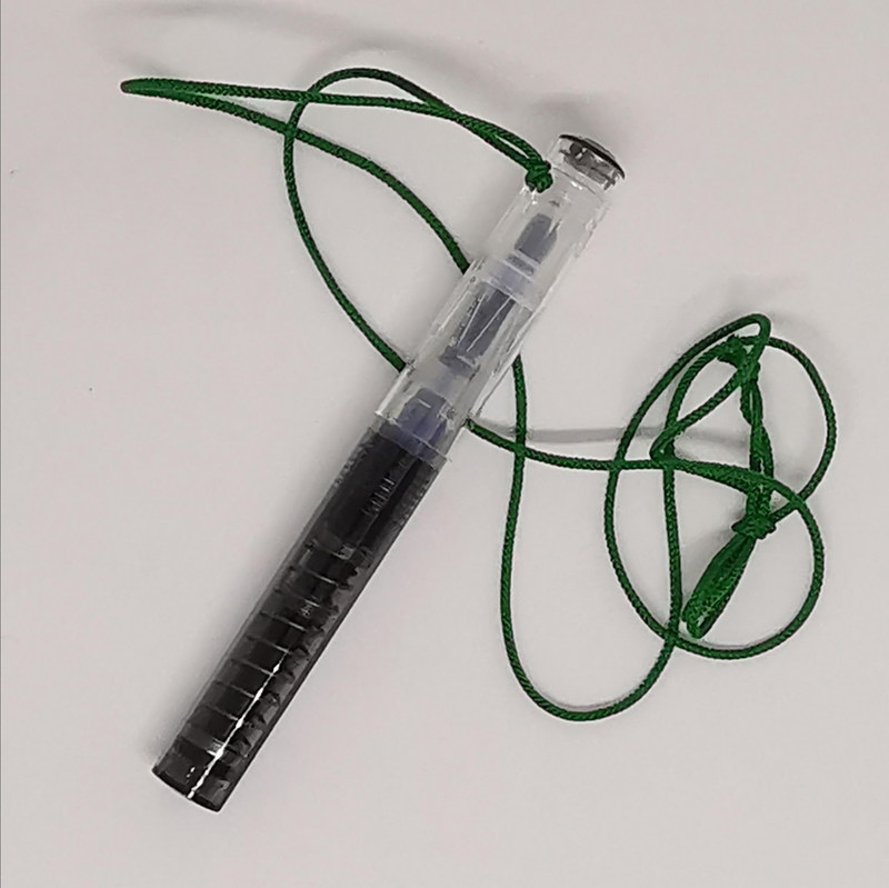 キャップにあるストップに適当な紐を通して常時首からぶら下げるような便利でラフな使い方が似合う