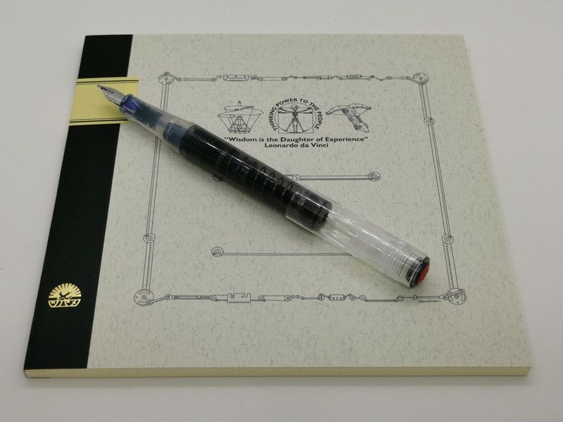 スモークイメージなら、多少かっちりしたデザインの大学ノートでもマッチしそうだ