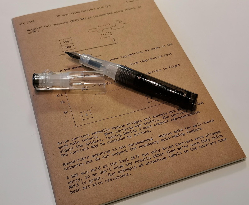 本体軸がスモーク系のプラスティックで出来たツイスビーゴースモーク。インクの吸引にスプリング型の注射器を使ったなかなかガジェット感満載の廉価版万年筆だ