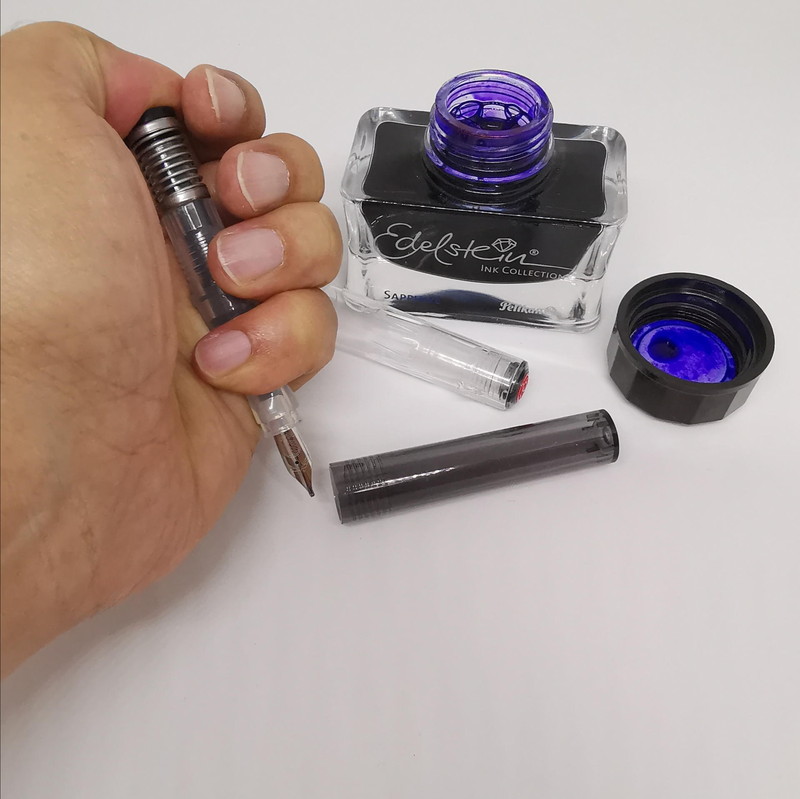 実際にインクボトルからインクを吸い上げる前に、親指で押したりリリースしたりして練習をしたほうがよいかも