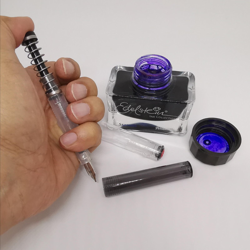 実際にインクボトルからインクを吸い上げる前に、親指で押したりリリースしたりして練習をしたほうがよいかも