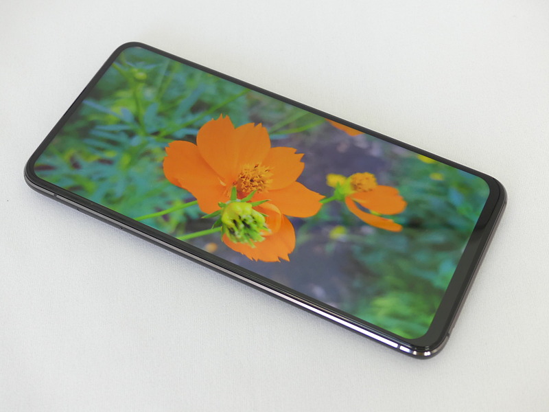 ノッチもパンチホールもないすっきりしたディスプレイ。Webサイトやピクトアイコンなどが見やすく、全画面での動画視聴が楽しい。表面に使用しているのは最新のCorning Gorilla Glass 6で強度が高い