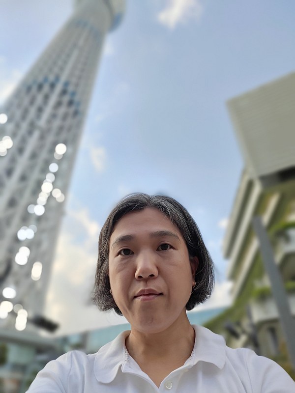 「ポートレート」モードでセルフィー。レベル3のビューティモードが程よく効いて肌は滑らかになり、背景はきれいにボケた