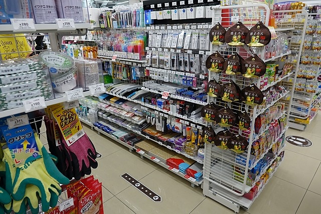 売り場の様子。文具などと同じ棚へ陳列