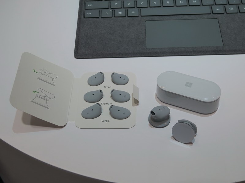 完全ワイヤレスイヤホン「Surface Earbuds」は付属のイヤーチップで装着感を調整可能