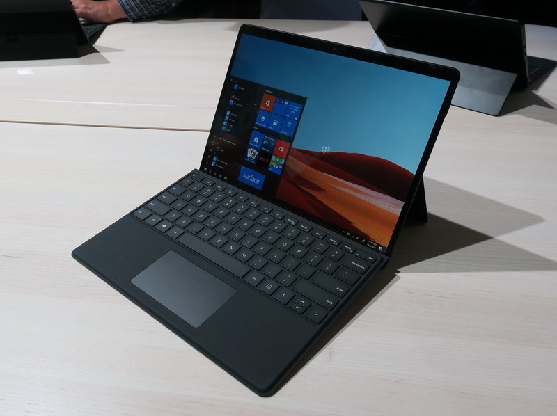 Surface Pro Xの外観はSurface Pro 7などとほぼ同じで、キーボードも角度を付けた状態で装着が可能