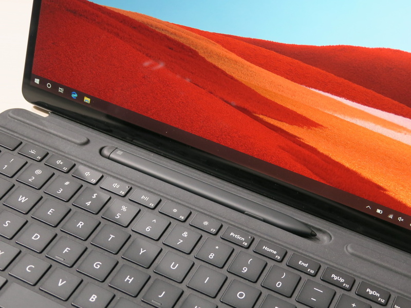 Surfaceペンはキーボード内に格納が可能で、格納中に充電が行なわれる