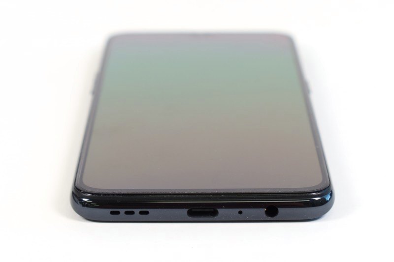 下部にはスピーカー、USB Type-C端子、イヤホンジャック