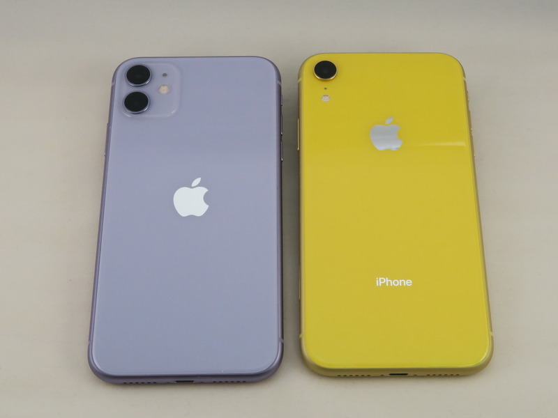 「iPhone 11」（左）と2018年発売の「iPhone XR」（右）。カメラなどの仕様が大きく異なるが、ボディサイズは大きさや重量がまったく同じ