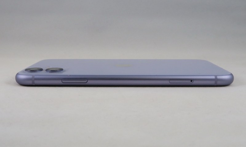 iPhone 11の右側面には電源ボタン、SIMカードトレイを備える。カメラ部が突起していることがよくわかる