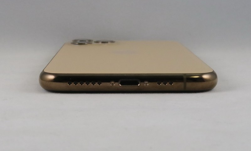 下部には充電やアクセサリーの接続などに使うLightning外部接続端子を備える