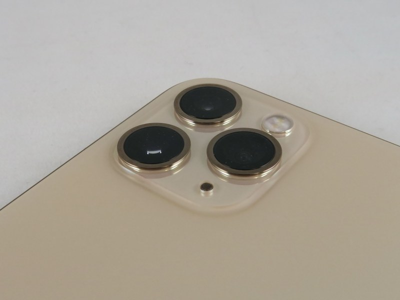 超広角、広角、望遠のトリプルカメラを搭載。カメラ部のガラスは少し盛り上がっているが、背面のガラスと1枚で構成されている