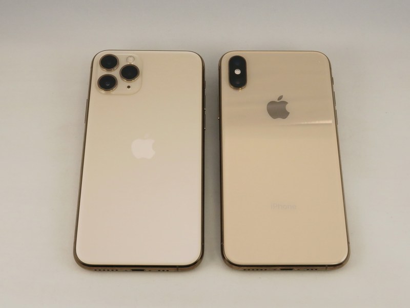 「iPhone 11 Pro」（左）とiPhone XS（右）の背面を比較。やはり、カメラ部の目立ち具合が大きく違う